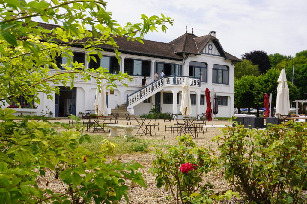 Façade du restaurant Les Voiles au bord de la Seine dans les Yvelines.